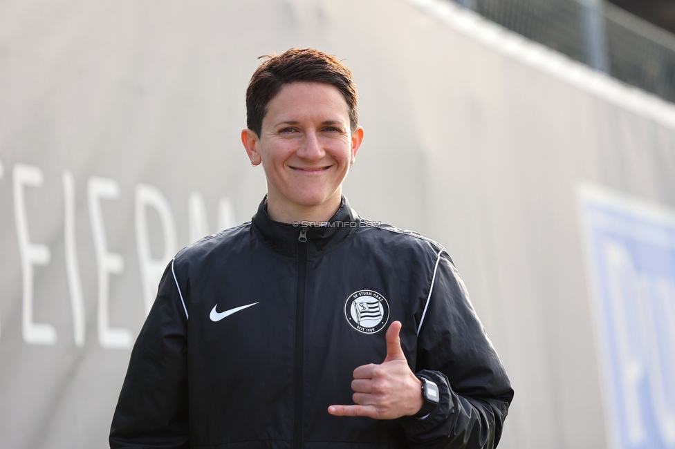 Sturm Damen - Kleinmuenchen BW Linz
OEFB Frauen Bundesliga, 10. Runde, SK Sturm Graz Damen - SPG UNION Kleinmuenchen Blau-Weiss Linz, Trainingszentrum Messendorf, 18.03.2023. 

Foto zeigt Emily Cancienne (Assistenz Trainer Sturm Damen)
