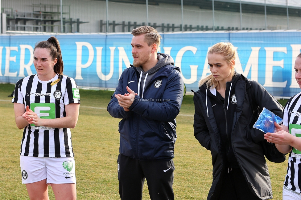 Sturm Damen - Kleinmuenchen BW Linz
OEFB Frauen Bundesliga, 10. Runde, SK Sturm Graz Damen - SPG UNION Kleinmuenchen Blau-Weiss Linz, Trainingszentrum Messendorf, 18.03.2023. 

Foto zeigt Linda Mittermair (Sturm Damen), Michael Erlitz (Betreuer Sturm Damen), Carmen Schauer (Betreuerin Sturm Damen)
