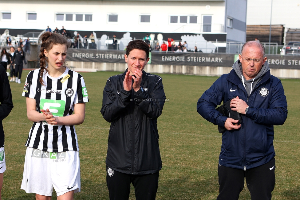 Sturm Damen - Kleinmuenchen BW Linz
OEFB Frauen Bundesliga, 10. Runde, SK Sturm Graz Damen - SPG UNION Kleinmuenchen Blau-Weiss Linz, Trainingszentrum Messendorf, 18.03.2023. 

Foto zeigt Julia Magerl (Sturm Damen), Emily Cancienne (Assistenz Trainer Sturm Damen) und Christian Roehrling (Konditionstrainer Sturm Damen)
