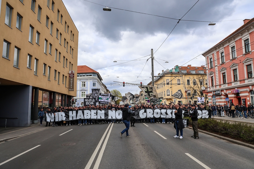 Sturm Graz - Rapid Wien
Oesterreichische Fussball Bundesliga, 23. Runde, SK Sturm Graz - SK Rapid Wien, Stadion Liebenau Graz, 02.04.2023. 

Foto zeigt Fans von Sturm beim Corteo
