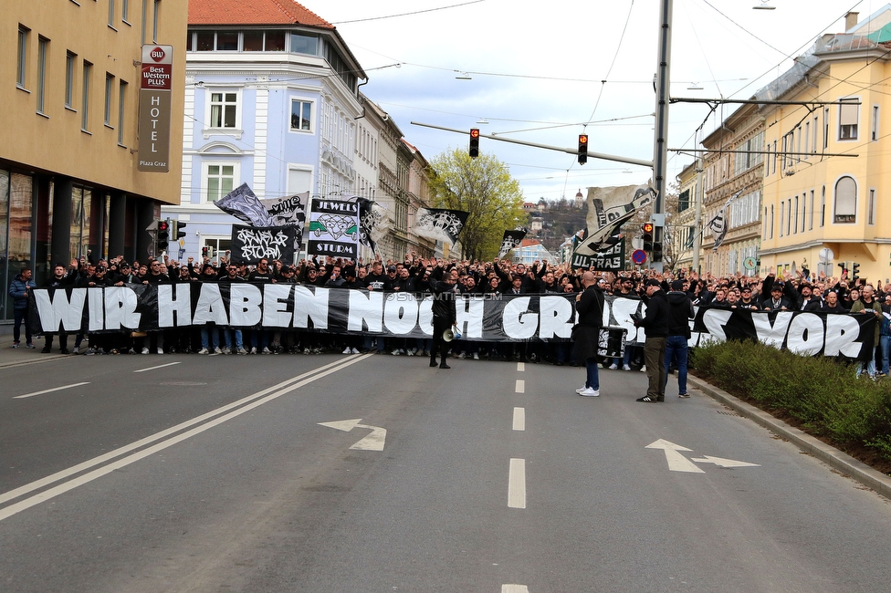 Sturm Graz - Rapid Wien
Oesterreichische Fussball Bundesliga, 23. Runde, SK Sturm Graz - SK Rapid Wien, Stadion Liebenau Graz, 02.04.2023. 

Foto zeigt Fans von Sturm beim Corteo
