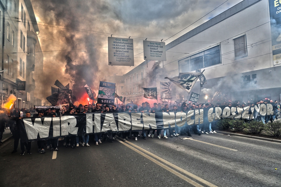 Sturm Graz - Rapid Wien
Oesterreichische Fussball Bundesliga, 23. Runde, SK Sturm Graz - SK Rapid Wien, Stadion Liebenau Graz, 02.04.2023. 

Foto zeigt Fans von Sturm beim Corteo
