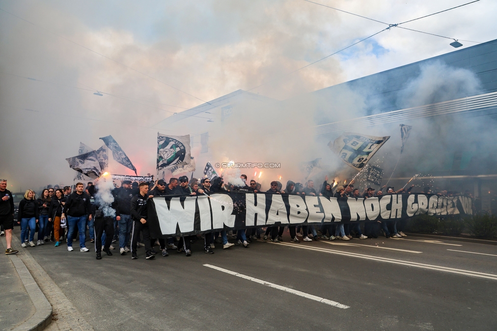 Sturm Graz - Rapid Wien
Oesterreichische Fussball Bundesliga, 23. Runde, SK Sturm Graz - SK Rapid Wien, Stadion Liebenau Graz, 02.04.2023. 

Foto zeigt Fans von Sturm beim Corteo
