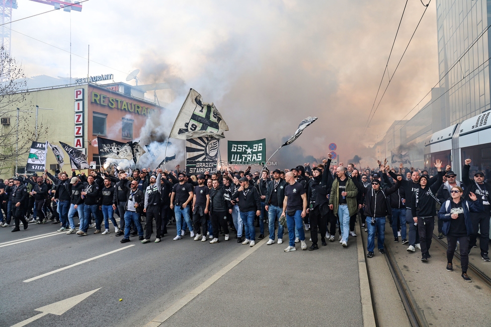 Sturm Graz - Rapid Wien
Oesterreichische Fussball Bundesliga, 23. Runde, SK Sturm Graz - SK Rapid Wien, Stadion Liebenau Graz, 02.04.2023. 

Foto zeigt Fans von Sturm beim Corteo
