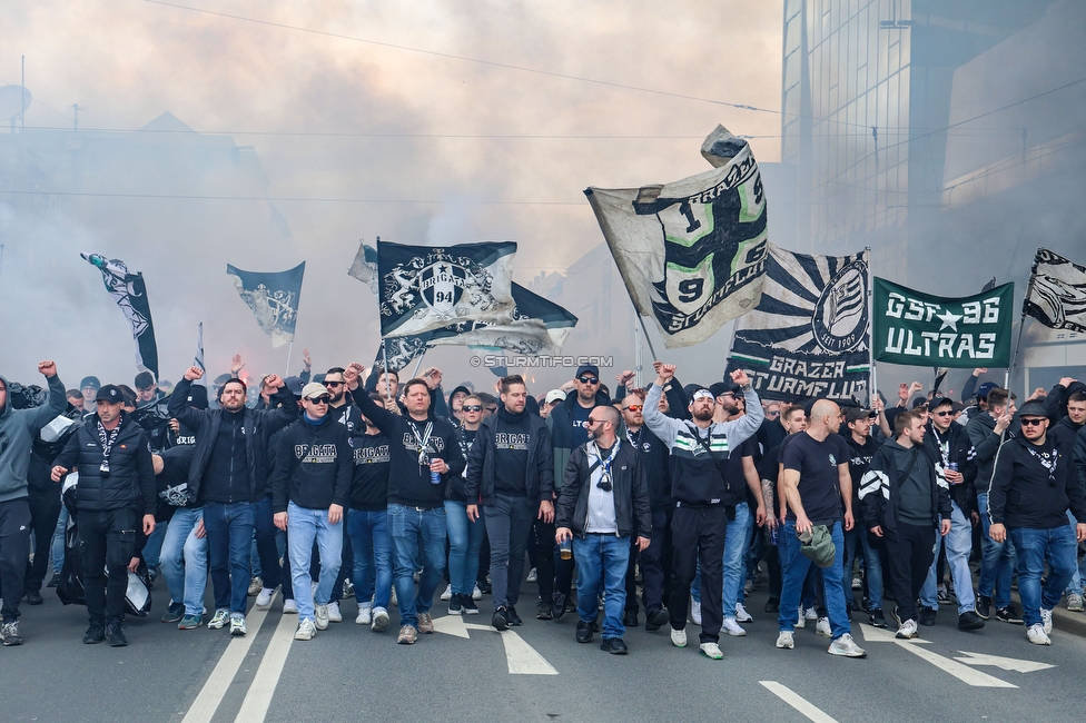 Sturm Graz - Rapid Wien
Oesterreichische Fussball Bundesliga, 23. Runde, SK Sturm Graz - SK Rapid Wien, Stadion Liebenau Graz, 02.04.2023. 

Foto zeigt Fans von Sturm beim Corteo
