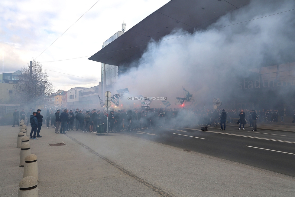 Sturm Graz - Rapid Wien
Oesterreichische Fussball Bundesliga, 23. Runde, SK Sturm Graz - SK Rapid Wien, Stadion Liebenau Graz, 02.04.2023. 

Foto zeigt Fans von Sturm beim Corteo
