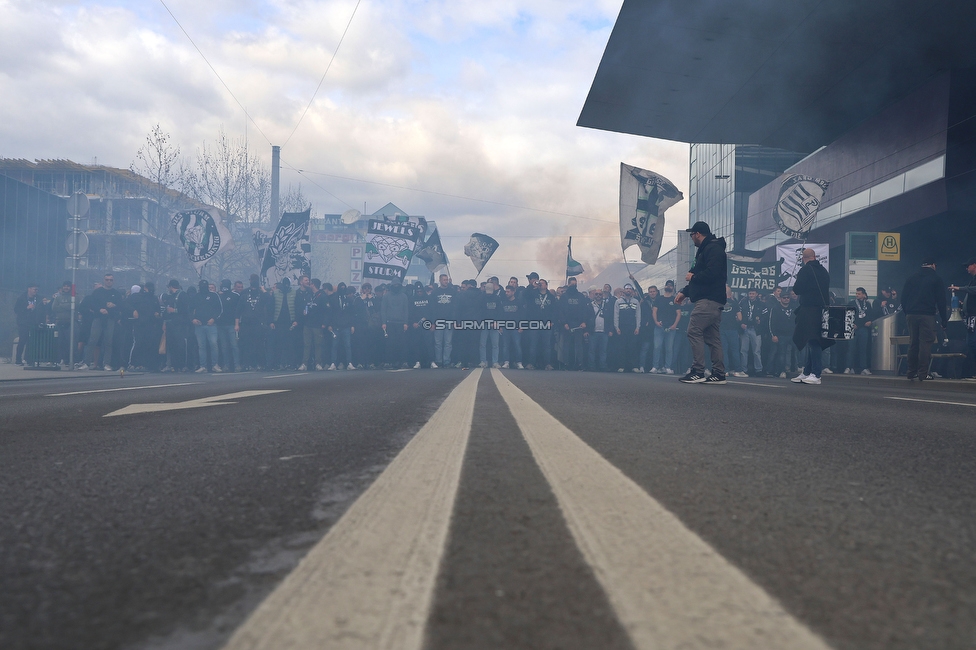 Sturm Graz - Rapid Wien
Oesterreichische Fussball Bundesliga, 23. Runde, SK Sturm Graz - SK Rapid Wien, Stadion Liebenau Graz, 02.04.2023. 

Foto zeigt Fans von Sturm beim Corteo
