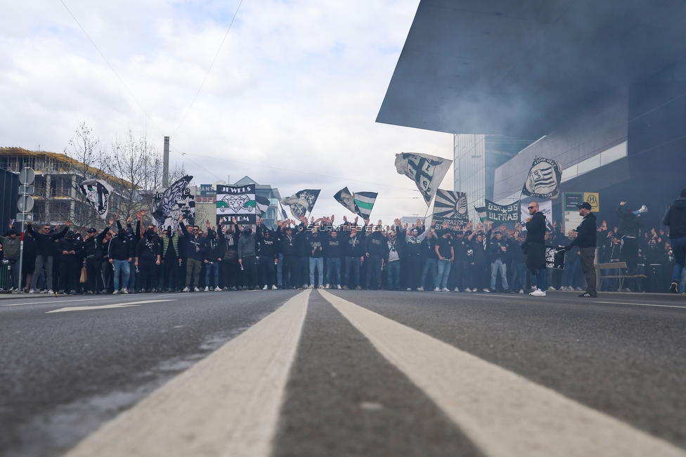 Sturm Graz - Rapid Wien
Oesterreichische Fussball Bundesliga, 23. Runde, SK Sturm Graz - SK Rapid Wien, Stadion Liebenau Graz, 02.04.2023. 

Foto zeigt Fans von Sturm beim Corteo
