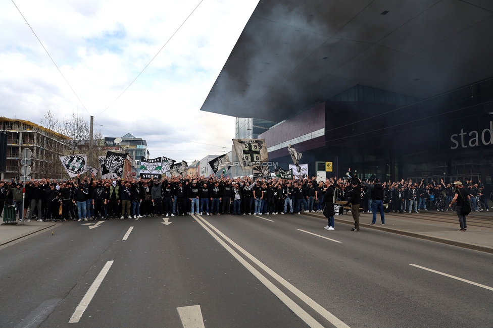 Sturm Graz - Rapid Wien
Oesterreichische Fussball Bundesliga, 23. Runde, SK Sturm Graz - SK Rapid Wien, Stadion Liebenau Graz, 02.04.2023. 

Foto zeigt Fans von Sturm beim Corteo
