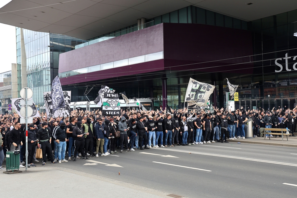 Sturm Graz - Rapid Wien
Oesterreichische Fussball Bundesliga, 23. Runde, SK Sturm Graz - SK Rapid Wien, Stadion Liebenau Graz, 02.04.2023. 

Foto zeigt Fans von Sturm beim Corteo
