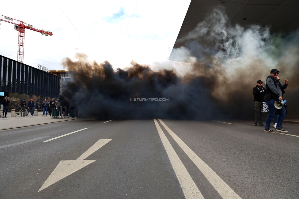 Sturm Graz - Rapid Wien
Oesterreichische Fussball Bundesliga, 23. Runde, SK Sturm Graz - SK Rapid Wien, Stadion Liebenau Graz, 02.04.2023. 

Foto zeigt Fans von Sturm beim Corteo
