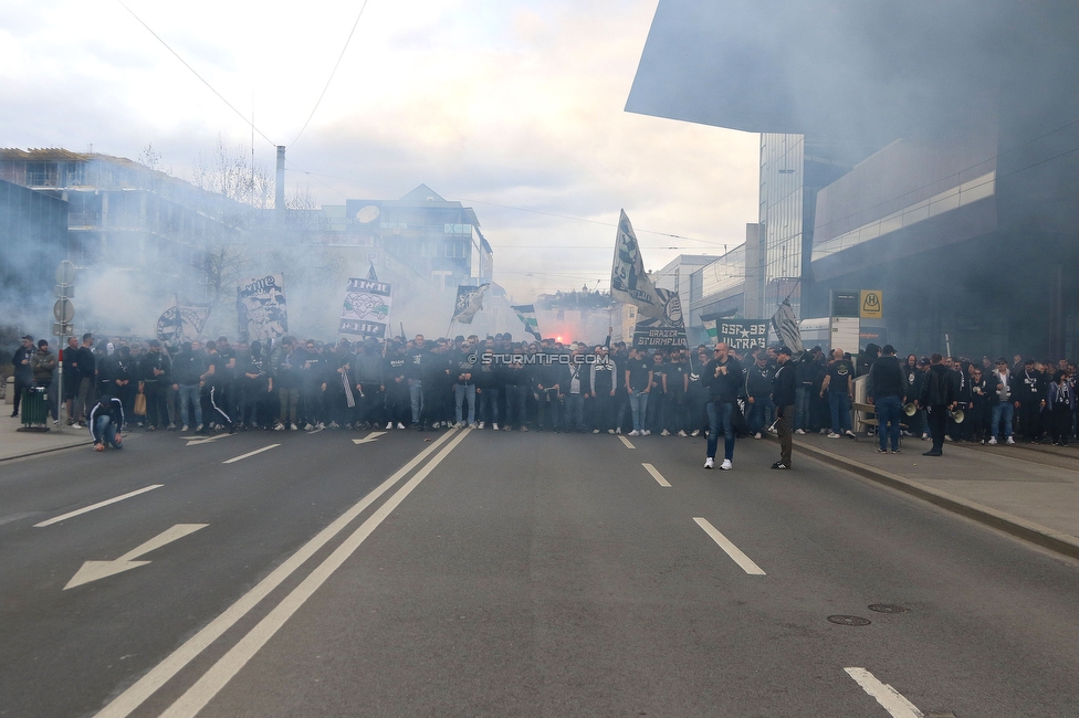 Sturm Graz - Rapid Wien
Oesterreichische Fussball Bundesliga, 23. Runde, SK Sturm Graz - SK Rapid Wien, Stadion Liebenau Graz, 02.04.2023. 

Foto zeigt Fans von Sturm beim Corteo
