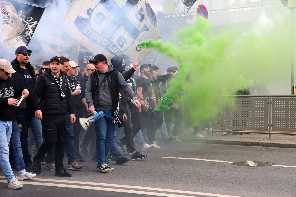 Sturm Graz - Rapid Wien
Oesterreichische Fussball Bundesliga, 23. Runde, SK Sturm Graz - SK Rapid Wien, Stadion Liebenau Graz, 02.04.2023. 

Foto zeigt Fans von Sturm beim Corteo
