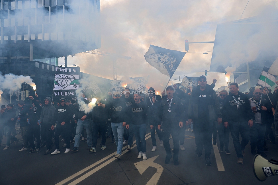 Sturm Graz - Rapid Wien
Oesterreichische Fussball Bundesliga, 23. Runde, SK Sturm Graz - SK Rapid Wien, Stadion Liebenau Graz, 02.04.2023. 

Foto zeigt Fans von Sturm beim Corteo
