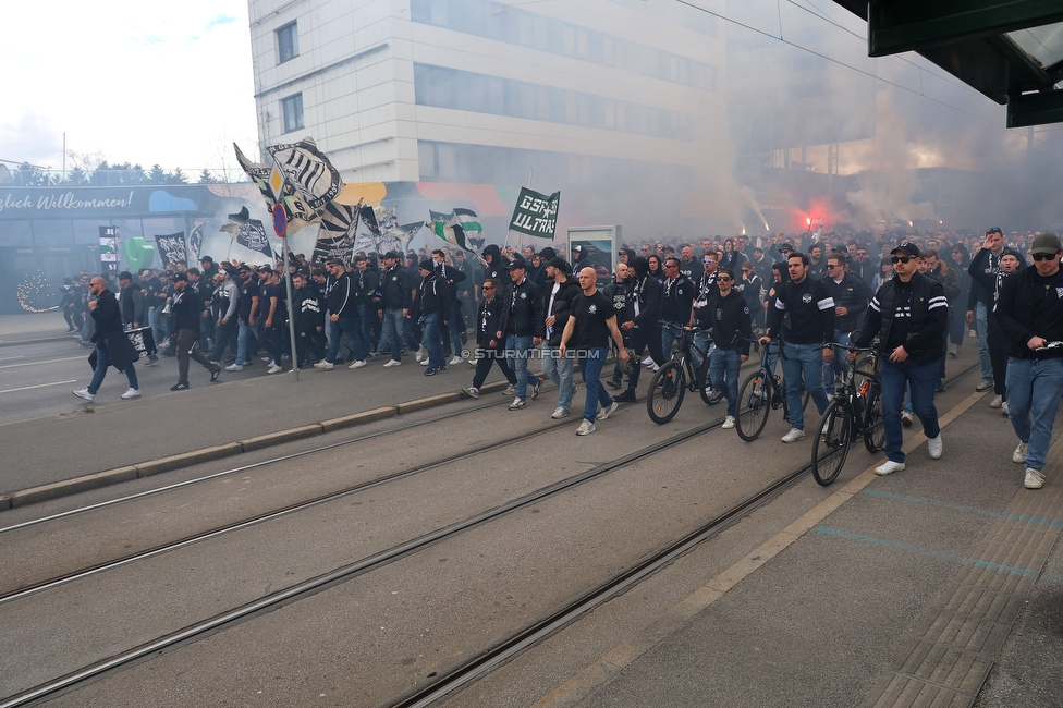 Sturm Graz - Rapid Wien
Oesterreichische Fussball Bundesliga, 23. Runde, SK Sturm Graz - SK Rapid Wien, Stadion Liebenau Graz, 02.04.2023. 

Foto zeigt Fans von Sturm beim Corteo
