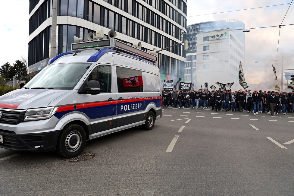 Sturm Graz - Rapid Wien
Oesterreichische Fussball Bundesliga, 23. Runde, SK Sturm Graz - SK Rapid Wien, Stadion Liebenau Graz, 02.04.2023. 

Foto zeigt Fans von Sturm beim Corteo
