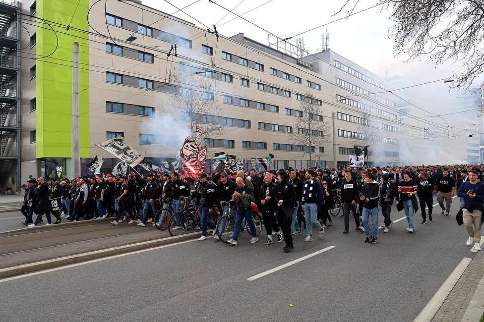 Sturm Graz - Rapid Wien
Oesterreichische Fussball Bundesliga, 23. Runde, SK Sturm Graz - SK Rapid Wien, Stadion Liebenau Graz, 02.04.2023. 

Foto zeigt Fans von Sturm beim Corteo
