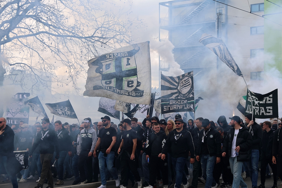 Sturm Graz - Rapid Wien
Oesterreichische Fussball Bundesliga, 23. Runde, SK Sturm Graz - SK Rapid Wien, Stadion Liebenau Graz, 02.04.2023. 

Foto zeigt Fans von Sturm beim Corteo
