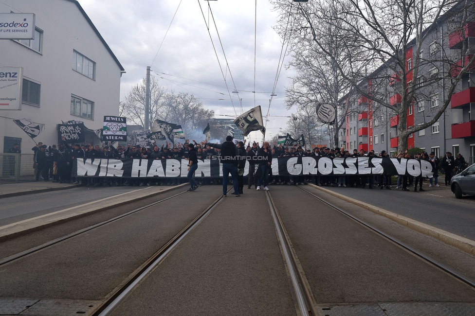 Sturm Graz - Rapid Wien
Oesterreichische Fussball Bundesliga, 23. Runde, SK Sturm Graz - SK Rapid Wien, Stadion Liebenau Graz, 02.04.2023. 

Foto zeigt Fans von Sturm beim Corteo
