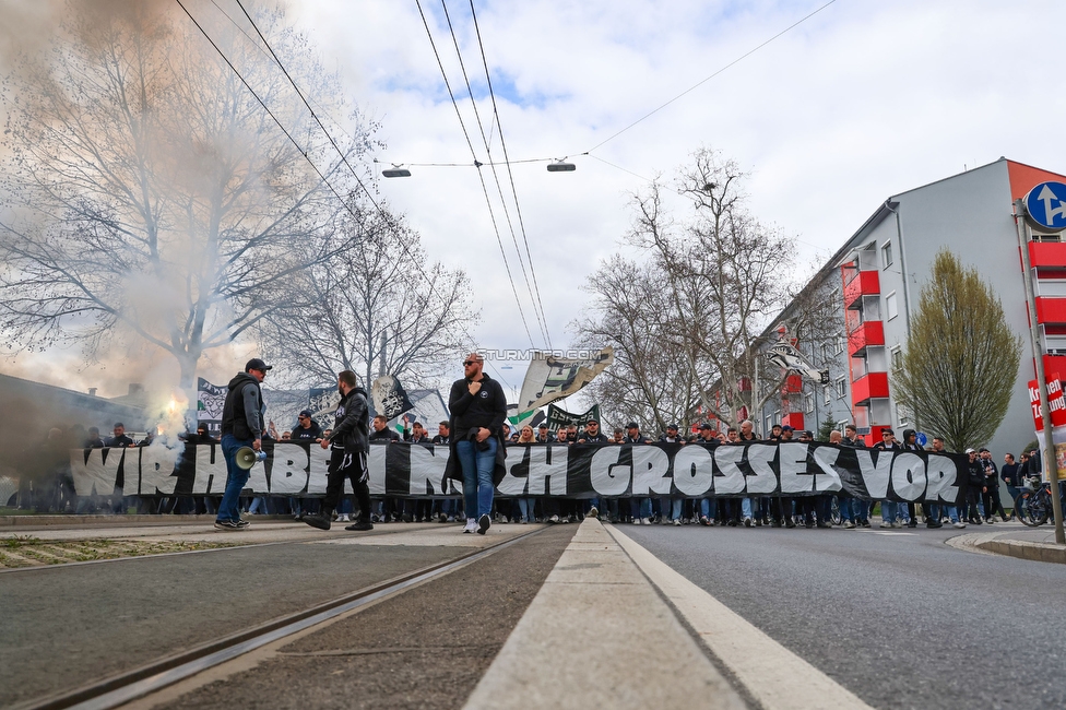 Sturm Graz - Rapid Wien
Oesterreichische Fussball Bundesliga, 23. Runde, SK Sturm Graz - SK Rapid Wien, Stadion Liebenau Graz, 02.04.2023. 

Foto zeigt Fans von Sturm beim Corteo
