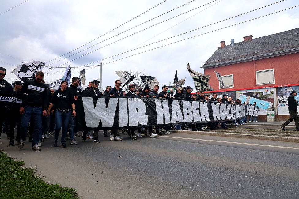 Sturm Graz - Rapid Wien
Oesterreichische Fussball Bundesliga, 23. Runde, SK Sturm Graz - SK Rapid Wien, Stadion Liebenau Graz, 02.04.2023. 

Foto zeigt Fans von Sturm beim Corteo
