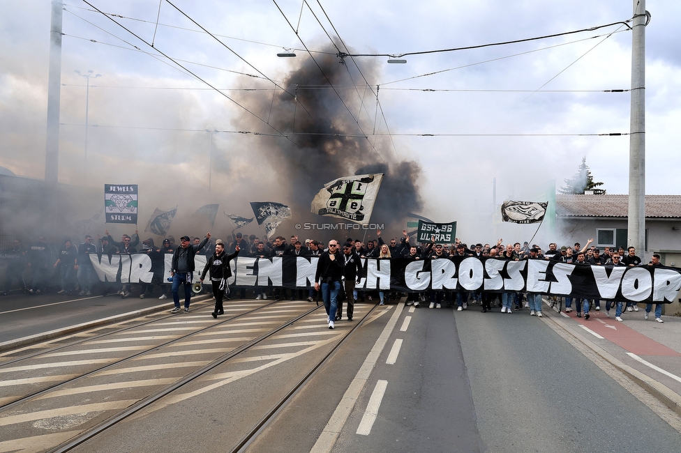 Sturm Graz - Rapid Wien
Oesterreichische Fussball Bundesliga, 23. Runde, SK Sturm Graz - SK Rapid Wien, Stadion Liebenau Graz, 02.04.2023. 

Foto zeigt Fans von Sturm beim Corteo
