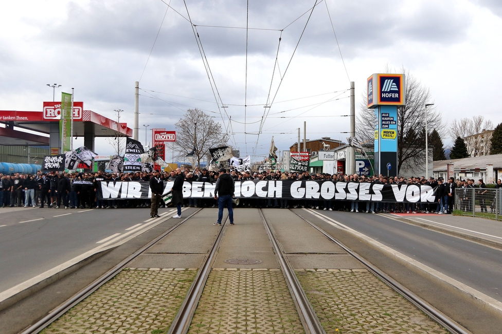 Sturm Graz - Rapid Wien
Oesterreichische Fussball Bundesliga, 23. Runde, SK Sturm Graz - SK Rapid Wien, Stadion Liebenau Graz, 02.04.2023. 

Foto zeigt Fans von Sturm beim Corteo
