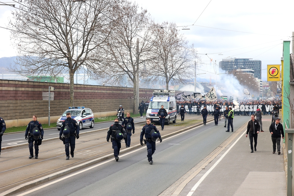 Sturm Graz - Rapid Wien
Oesterreichische Fussball Bundesliga, 23. Runde, SK Sturm Graz - SK Rapid Wien, Stadion Liebenau Graz, 02.04.2023. 

Foto zeigt Fans von Sturm beim Corteo
