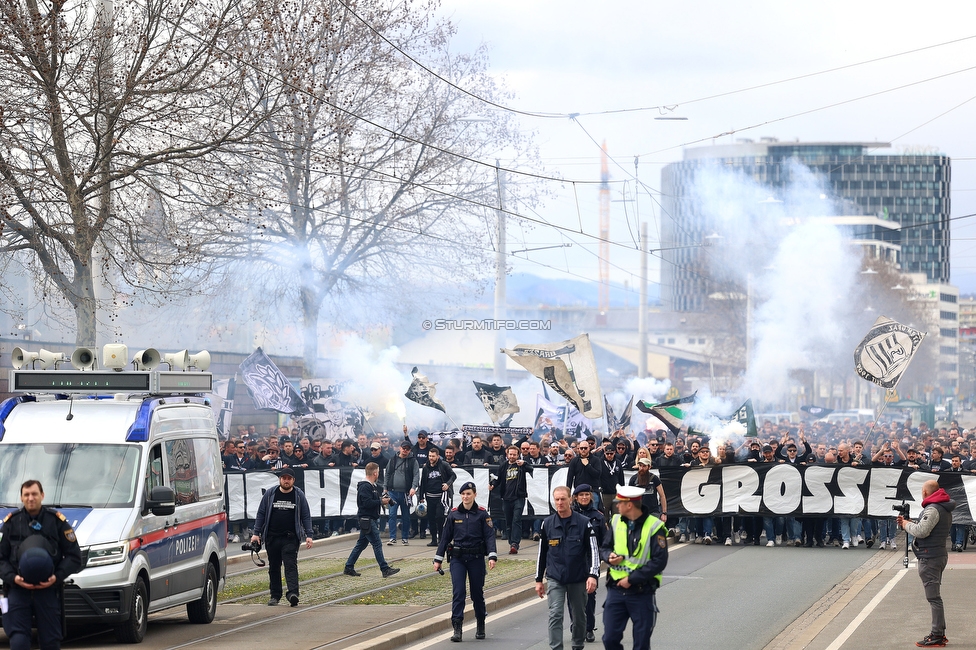 Sturm Graz - Rapid Wien
Oesterreichische Fussball Bundesliga, 23. Runde, SK Sturm Graz - SK Rapid Wien, Stadion Liebenau Graz, 02.04.2023. 

Foto zeigt Fans von Sturm beim Corteo
