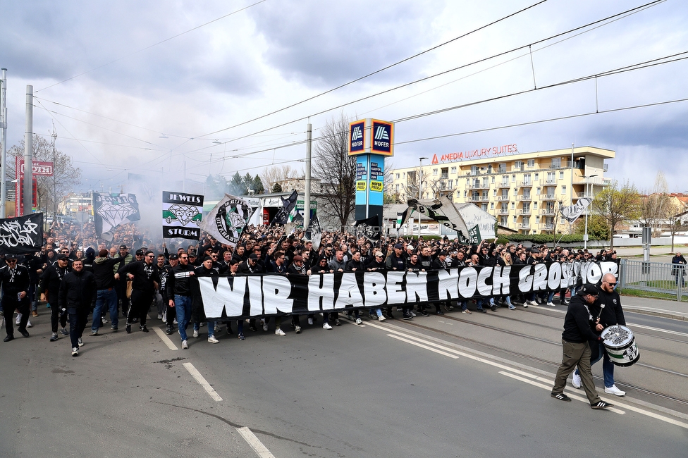 Sturm Graz - Rapid Wien
Oesterreichische Fussball Bundesliga, 23. Runde, SK Sturm Graz - SK Rapid Wien, Stadion Liebenau Graz, 02.04.2023. 

Foto zeigt Fans von Sturm beim Corteo
