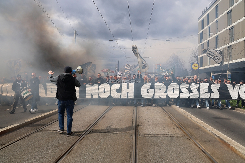 Sturm Graz - Rapid Wien
Oesterreichische Fussball Bundesliga, 23. Runde, SK Sturm Graz - SK Rapid Wien, Stadion Liebenau Graz, 02.04.2023. 

Foto zeigt Fans von Sturm beim Corteo
