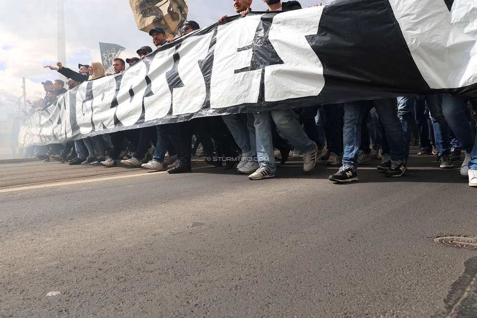 Sturm Graz - Rapid Wien
Oesterreichische Fussball Bundesliga, 23. Runde, SK Sturm Graz - SK Rapid Wien, Stadion Liebenau Graz, 02.04.2023. 

Foto zeigt Fans von Sturm beim Corteo
