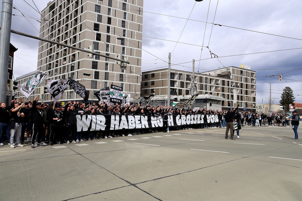 Sturm Graz - Rapid Wien
Oesterreichische Fussball Bundesliga, 23. Runde, SK Sturm Graz - SK Rapid Wien, Stadion Liebenau Graz, 02.04.2023. 

Foto zeigt Fans von Sturm beim Corteo
