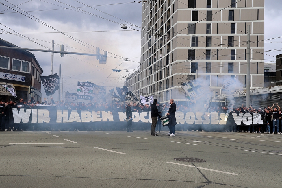 Sturm Graz - Rapid Wien
Oesterreichische Fussball Bundesliga, 23. Runde, SK Sturm Graz - SK Rapid Wien, Stadion Liebenau Graz, 02.04.2023. 

Foto zeigt Fans von Sturm beim Corteo
