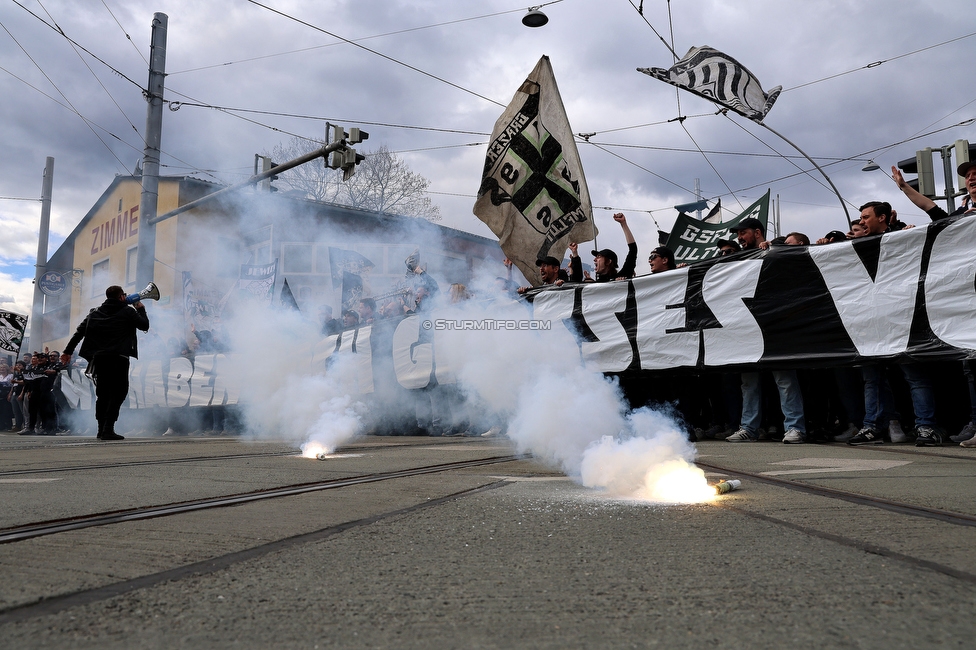 Sturm Graz - Rapid Wien
Oesterreichische Fussball Bundesliga, 23. Runde, SK Sturm Graz - SK Rapid Wien, Stadion Liebenau Graz, 02.04.2023. 

Foto zeigt Fans von Sturm beim Corteo
