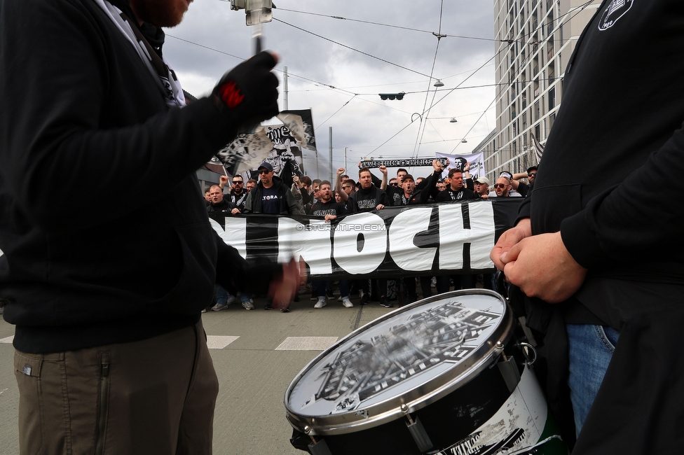 Sturm Graz - Rapid Wien
Oesterreichische Fussball Bundesliga, 23. Runde, SK Sturm Graz - SK Rapid Wien, Stadion Liebenau Graz, 02.04.2023. 

Foto zeigt Fans von Sturm beim Corteo
