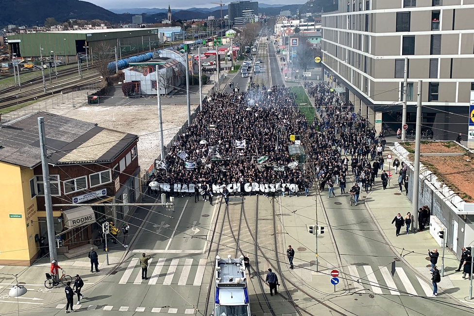 Sturm Graz - Rapid Wien
Oesterreichische Fussball Bundesliga, 23. Runde, SK Sturm Graz - SK Rapid Wien, Stadion Liebenau Graz, 02.04.2023. 

Foto zeigt Fans von Sturm beim Corteo
