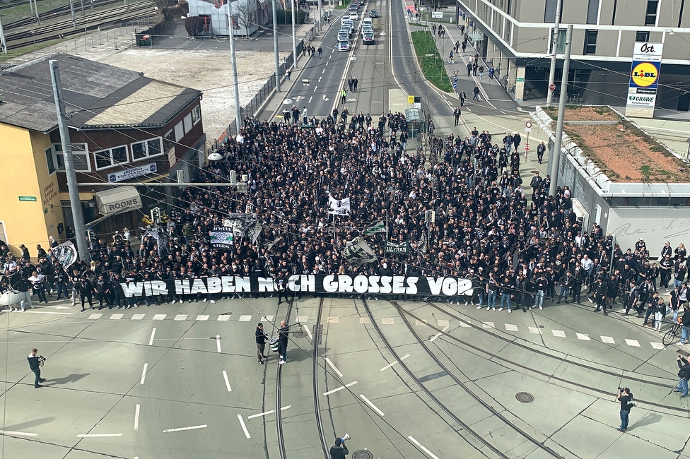 Sturm Graz - Rapid Wien
Oesterreichische Fussball Bundesliga, 23. Runde, SK Sturm Graz - SK Rapid Wien, Stadion Liebenau Graz, 02.04.2023. 

Foto zeigt Fans von Sturm beim Corteo
