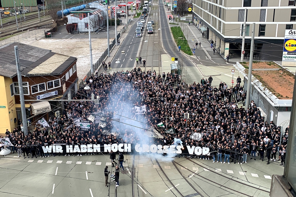 Sturm Graz - Rapid Wien
Oesterreichische Fussball Bundesliga, 23. Runde, SK Sturm Graz - SK Rapid Wien, Stadion Liebenau Graz, 02.04.2023. 

Foto zeigt Fans von Sturm beim Corteo
