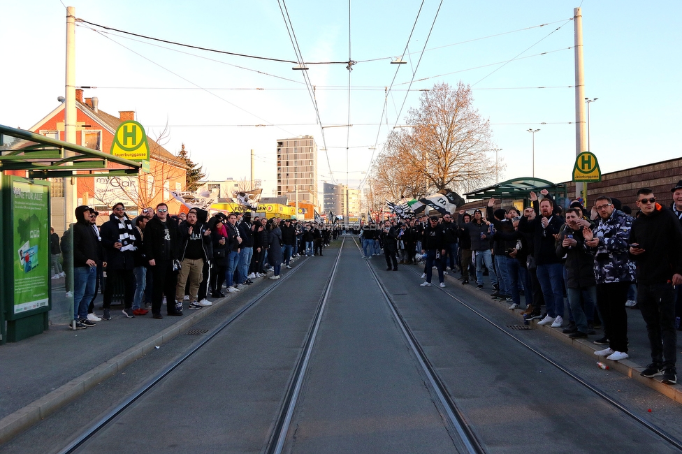 Sturm Graz - LASK
OEFB Cup, Halblfinale, SK Sturm Graz - LASK, Stadion Liebenau Graz, 06.04.2023. 

Foto zeigt Fans von Sturm beim Empfang vom Mannschaftsbus
Schlüsselwörter: pyrotechnik