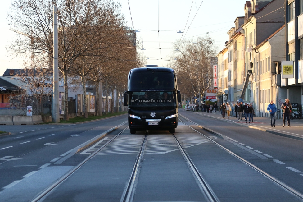 Sturm Graz - LASK
OEFB Cup, Halblfinale, SK Sturm Graz - LASK, Stadion Liebenau Graz, 06.04.2023. 

Foto zeigt Fans von Sturm beim Empfang vom Mannschaftsbus
Schlüsselwörter: pyrotechnik