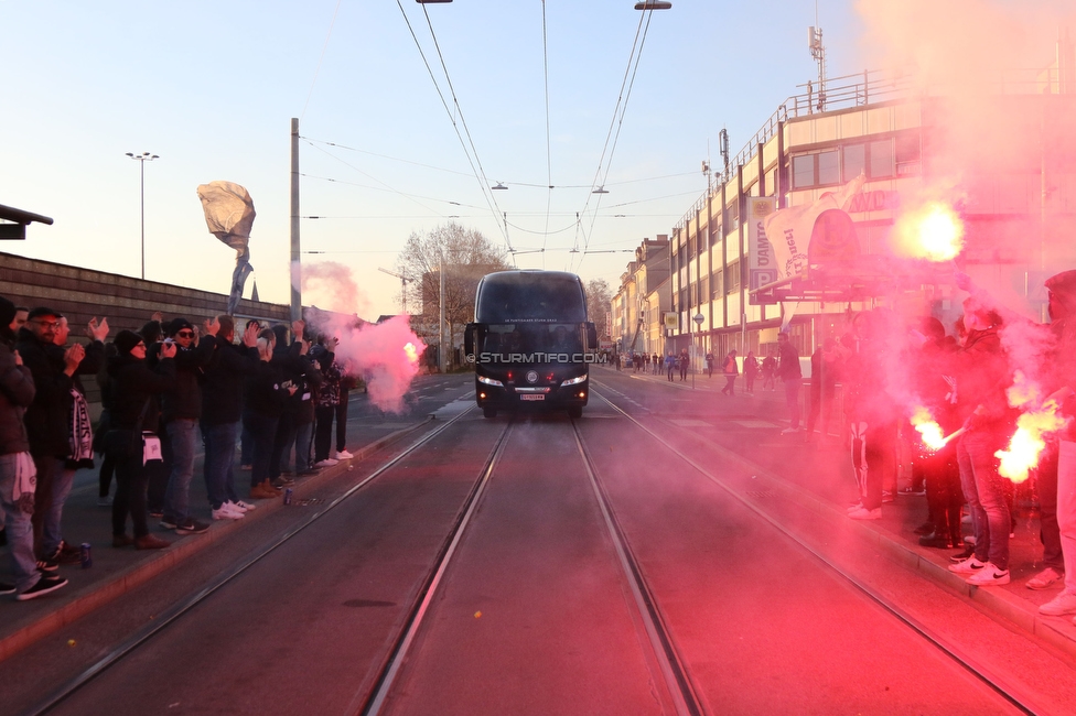 Sturm Graz - LASK
OEFB Cup, Halblfinale, SK Sturm Graz - LASK, Stadion Liebenau Graz, 06.04.2023. 

Foto zeigt Fans von Sturm beim Empfang vom Mannschaftsbus
Schlüsselwörter: pyrotechnik