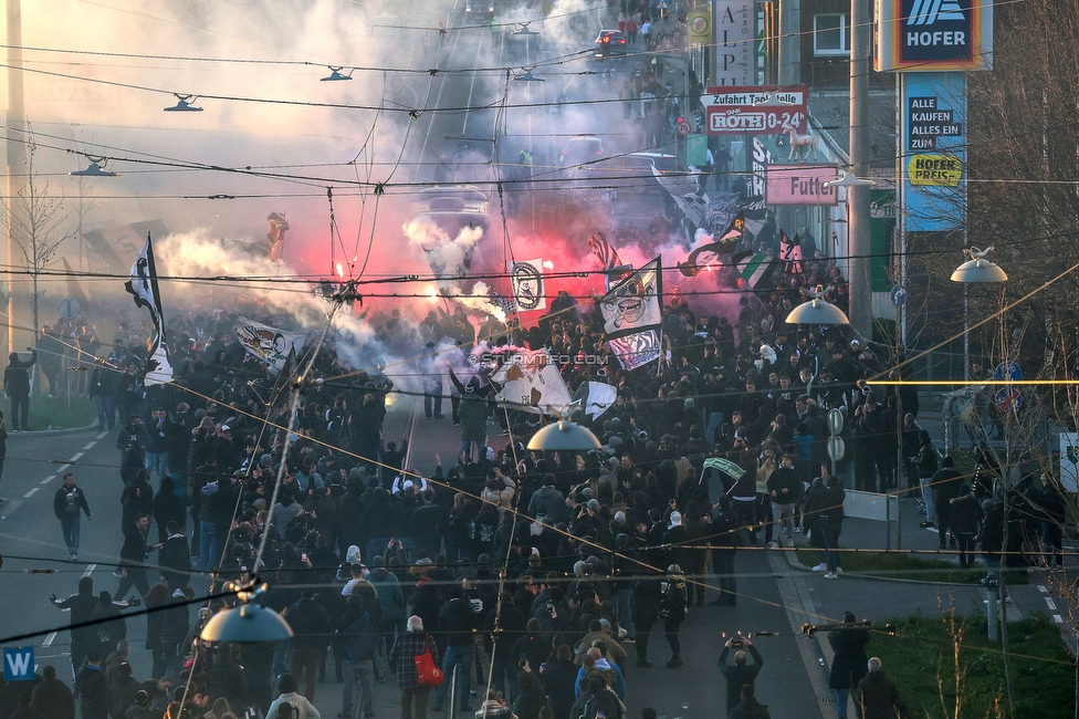 Sturm Graz - LASK
OEFB Cup, Halblfinale, SK Sturm Graz - LASK, Stadion Liebenau Graz, 06.04.2023. 

Foto zeigt Fans von Sturm beim Empfang vom Mannschaftsbus
Schlüsselwörter: pyrotechnik