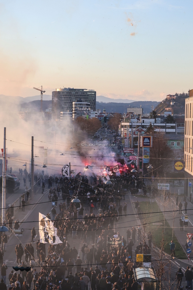 Sturm Graz - LASK
OEFB Cup, Halblfinale, SK Sturm Graz - LASK, Stadion Liebenau Graz, 06.04.2023. 

Foto zeigt Fans von Sturm beim Empfang vom Mannschaftsbus
Schlüsselwörter: pyrotechnik