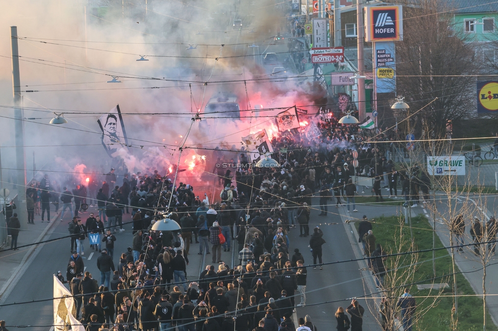 Sturm Graz - LASK
OEFB Cup, Halblfinale, SK Sturm Graz - LASK, Stadion Liebenau Graz, 06.04.2023. 

Foto zeigt Fans von Sturm beim Empfang vom Mannschaftsbus
Schlüsselwörter: pyrotechnik