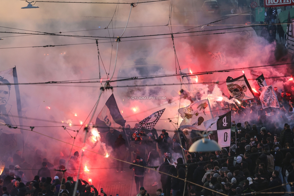 Sturm Graz - LASK
OEFB Cup, Halblfinale, SK Sturm Graz - LASK, Stadion Liebenau Graz, 06.04.2023. 

Foto zeigt Fans von Sturm beim Empfang vom Mannschaftsbus
Schlüsselwörter: pyrotechnik