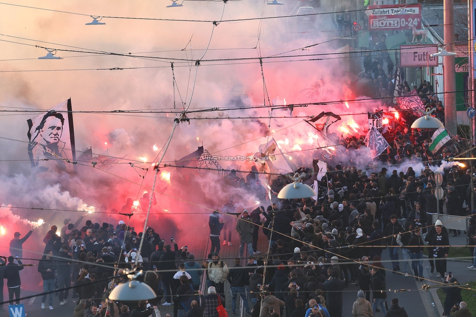 Sturm Graz - LASK
OEFB Cup, Halblfinale, SK Sturm Graz - LASK, Stadion Liebenau Graz, 06.04.2023. 

Foto zeigt Fans von Sturm beim Empfang vom Mannschaftsbus
Schlüsselwörter: pyrotechnik