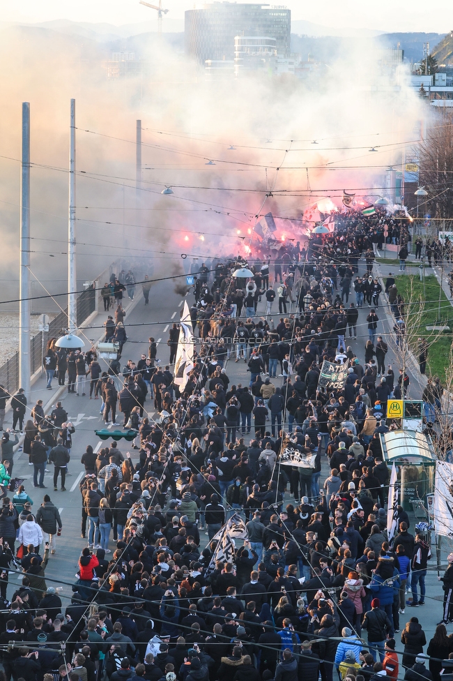 Sturm Graz - LASK
OEFB Cup, Halblfinale, SK Sturm Graz - LASK, Stadion Liebenau Graz, 06.04.2023. 

Foto zeigt Fans von Sturm beim Empfang vom Mannschaftsbus
Schlüsselwörter: pyrotechnik