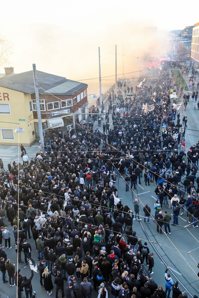 Sturm Graz - LASK
OEFB Cup, Halblfinale, SK Sturm Graz - LASK, Stadion Liebenau Graz, 06.04.2023. 

Foto zeigt Fans von Sturm beim Empfang vom Mannschaftsbus
Schlüsselwörter: pyrotechnik