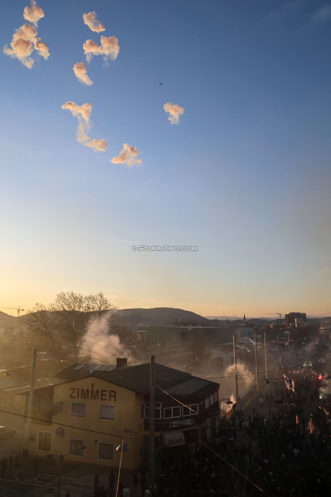 Sturm Graz - LASK
OEFB Cup, Halblfinale, SK Sturm Graz - LASK, Stadion Liebenau Graz, 06.04.2023. 

Foto zeigt Fans von Sturm beim Empfang vom Mannschaftsbus
Schlüsselwörter: pyrotechnik